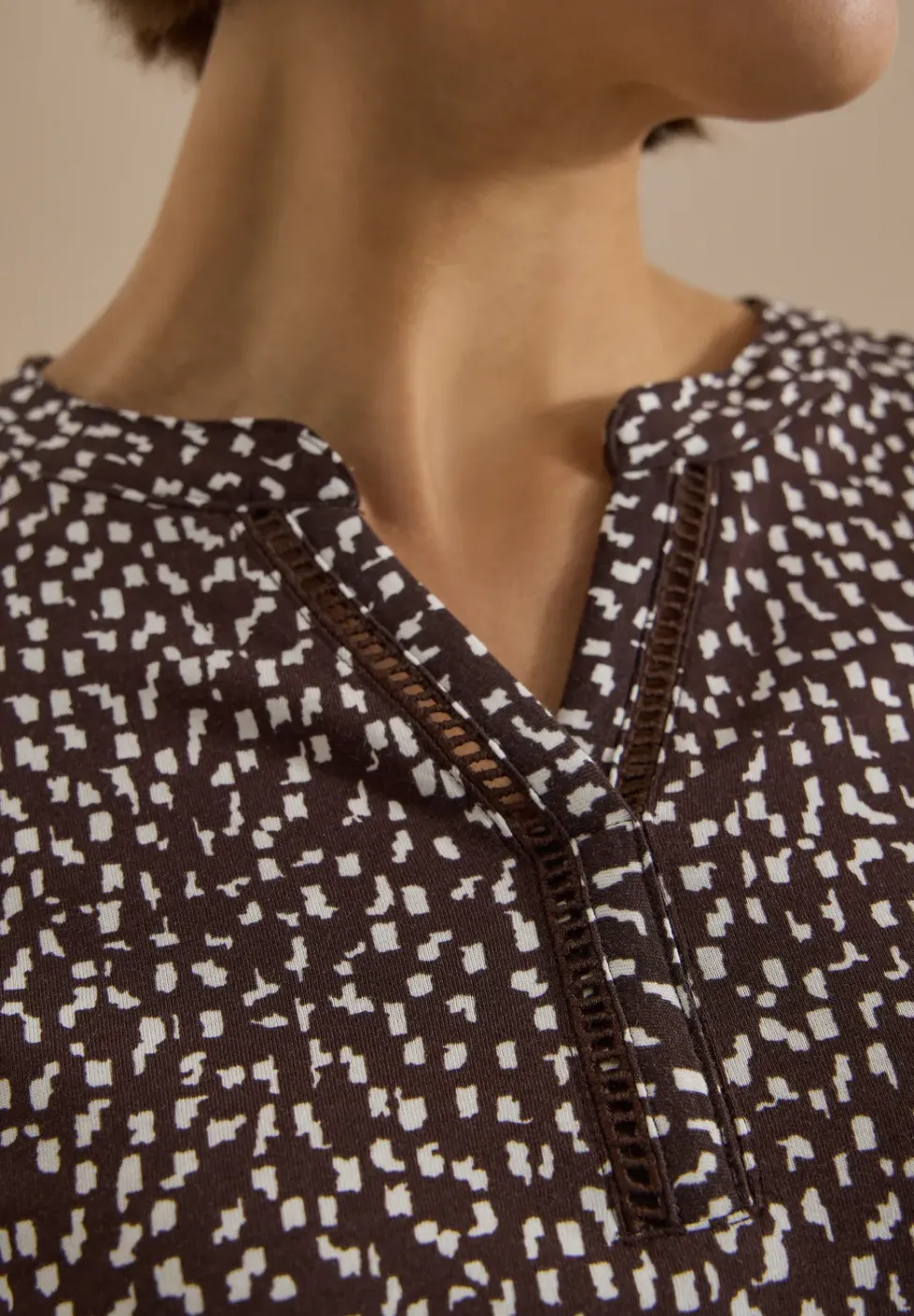 T-Shirt mit Split Neck und Print