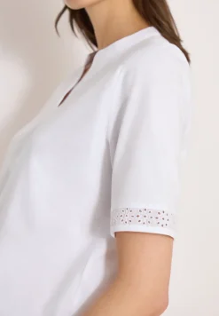 T-Shirt mit Split Neck und Crochet-Tape