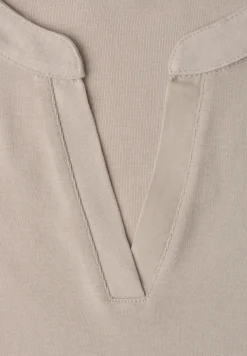 T-Shirt mit Split Neck und Satindetails