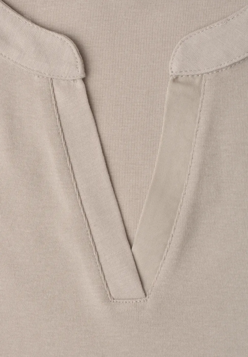 T-Shirt mit Split Neck und Satindetails