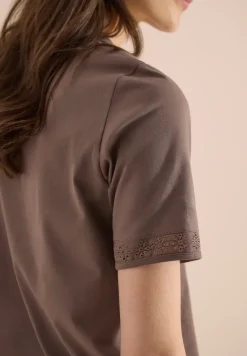 T-Shirt mit Split Neck und Crochet-Tape