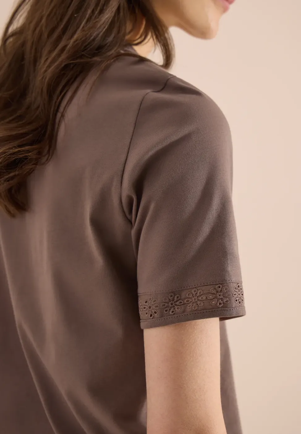 T-Shirt mit Split Neck und Crochet-Tape