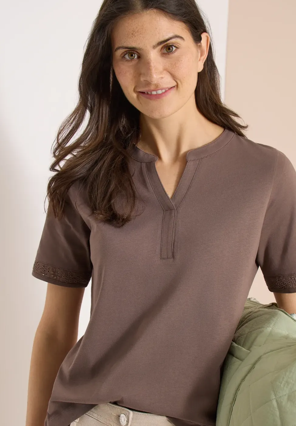 T-Shirt mit Split Neck und Crochet-Tape