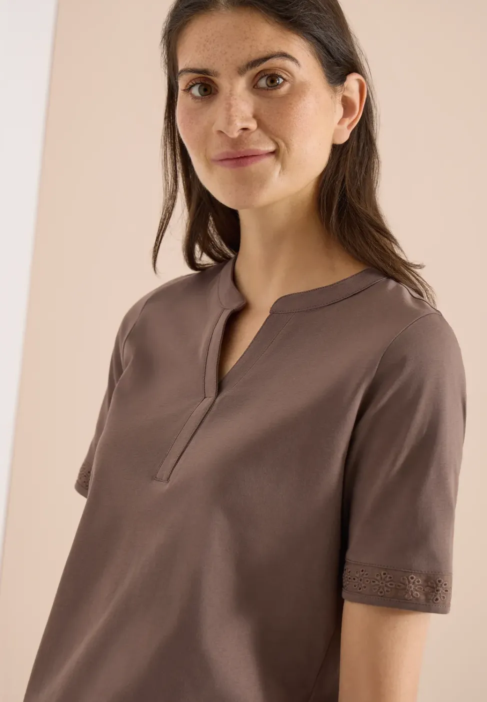 T-Shirt mit Split Neck und Crochet-Tape