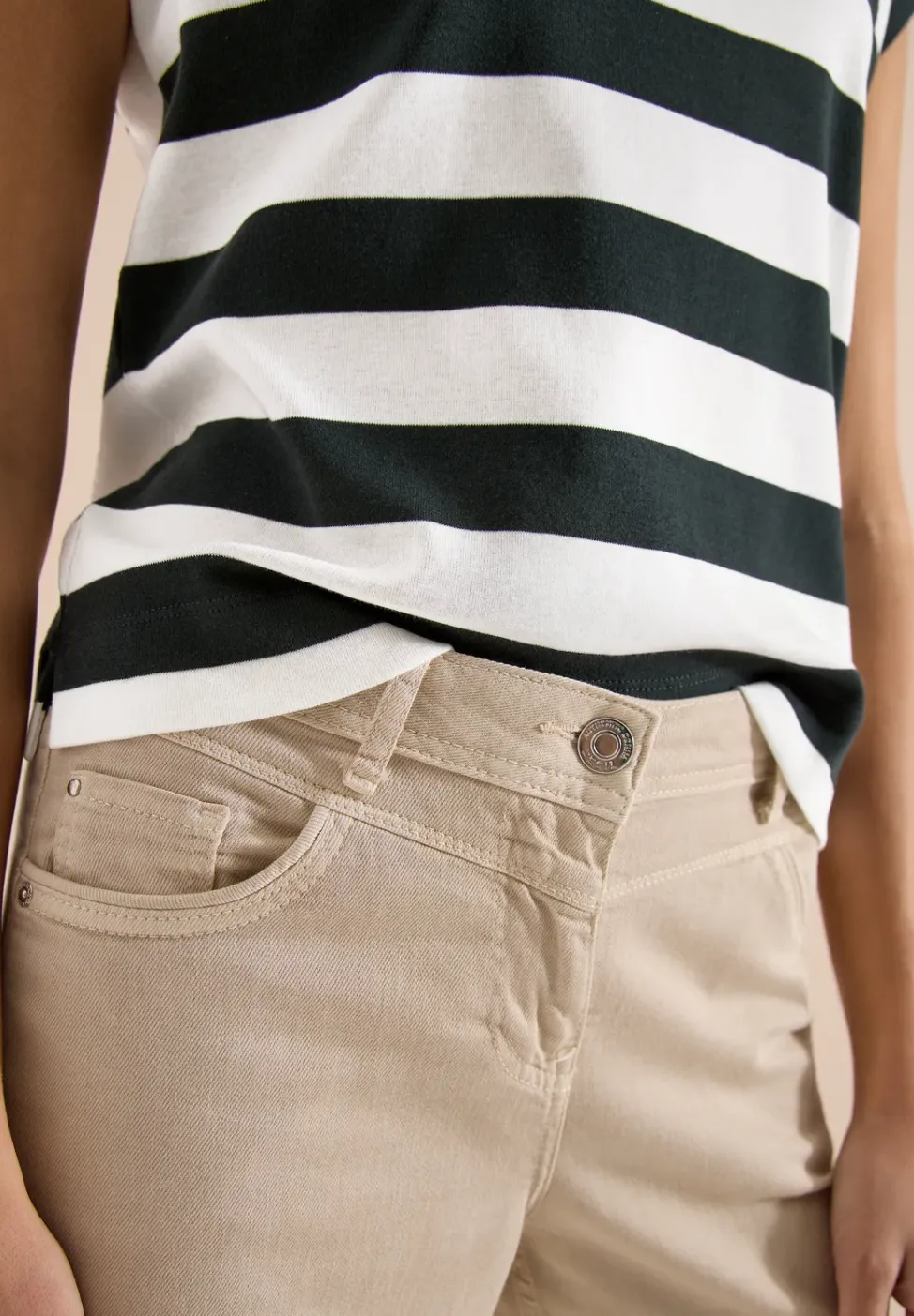 T-Shirt mit Streifen und Printdetail