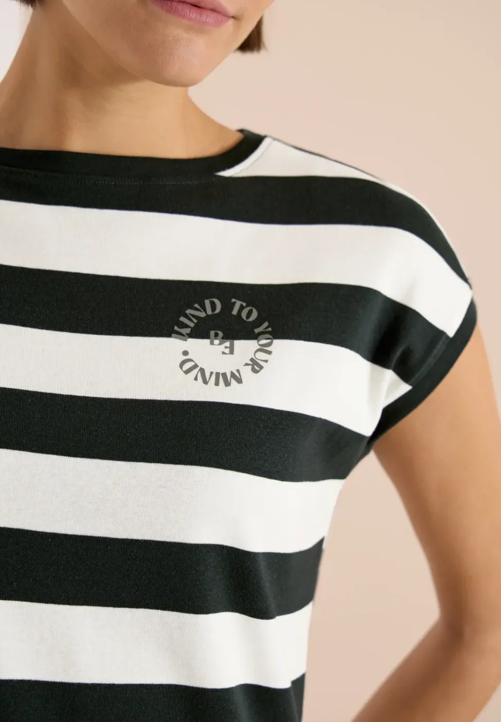 T-Shirt mit Streifen und Printdetail