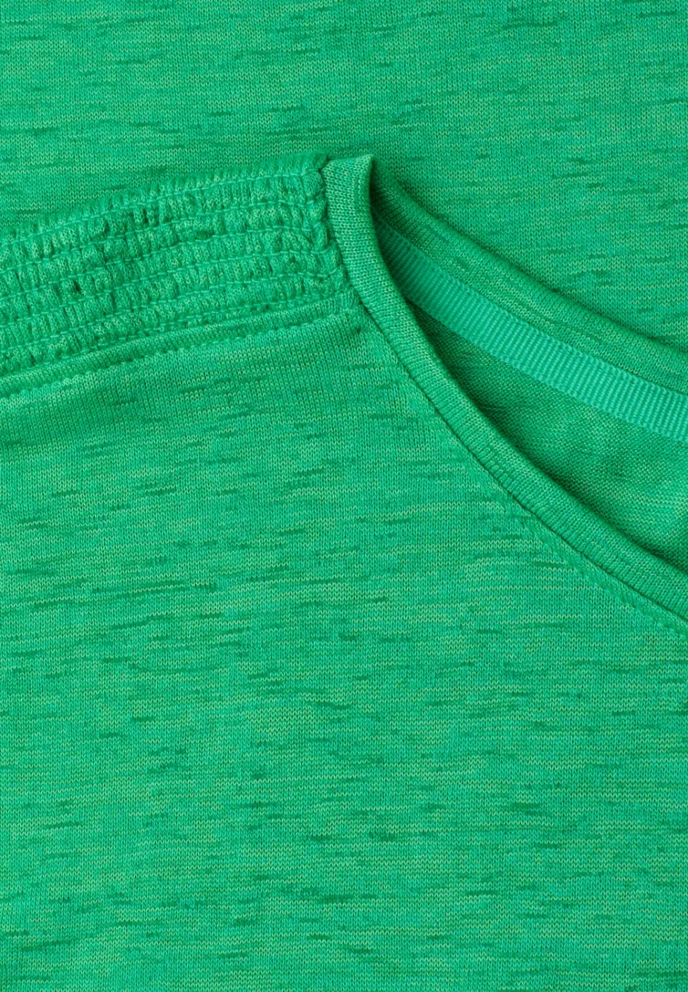 T-Shirt mit Boat Neck und Smok-Detail