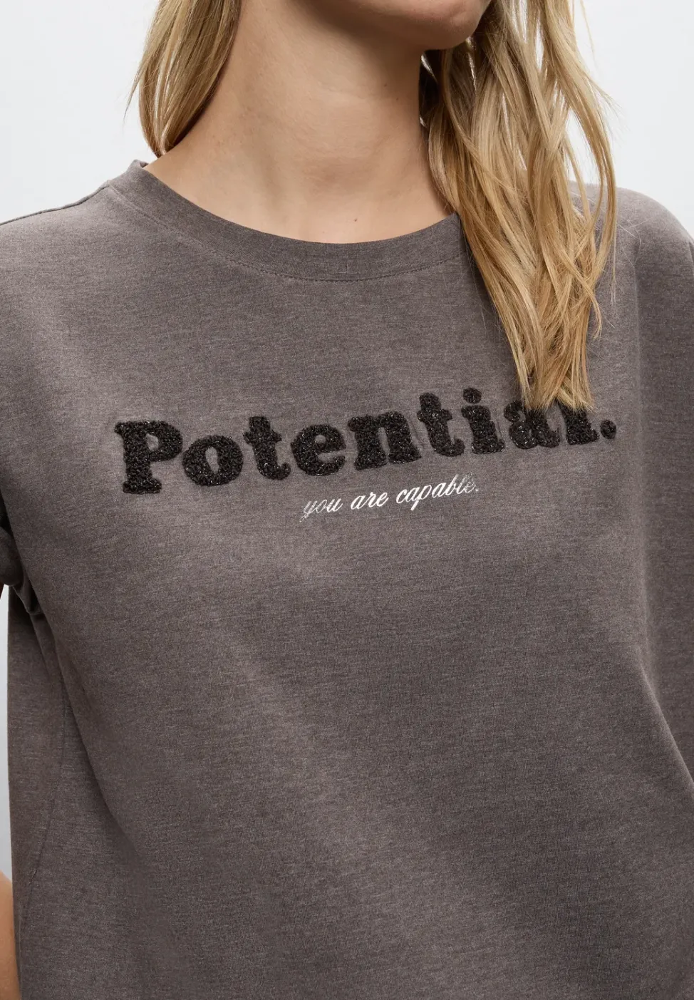 T-Shirt mit Bouclé Wording