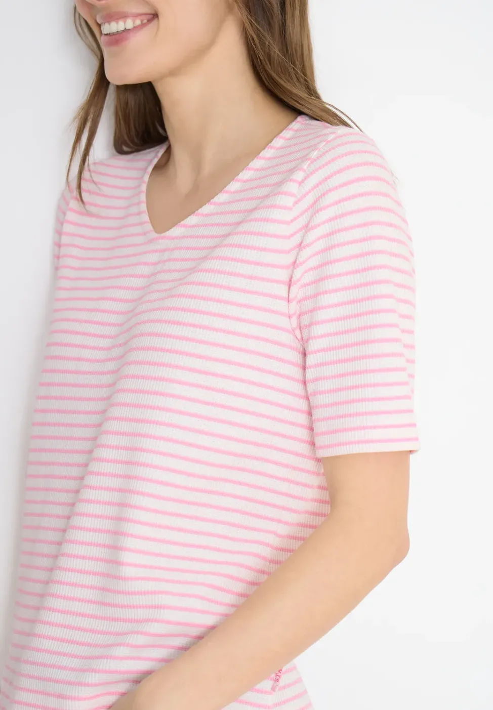 T-Shirt mit gerundetem V-Ausschnitt