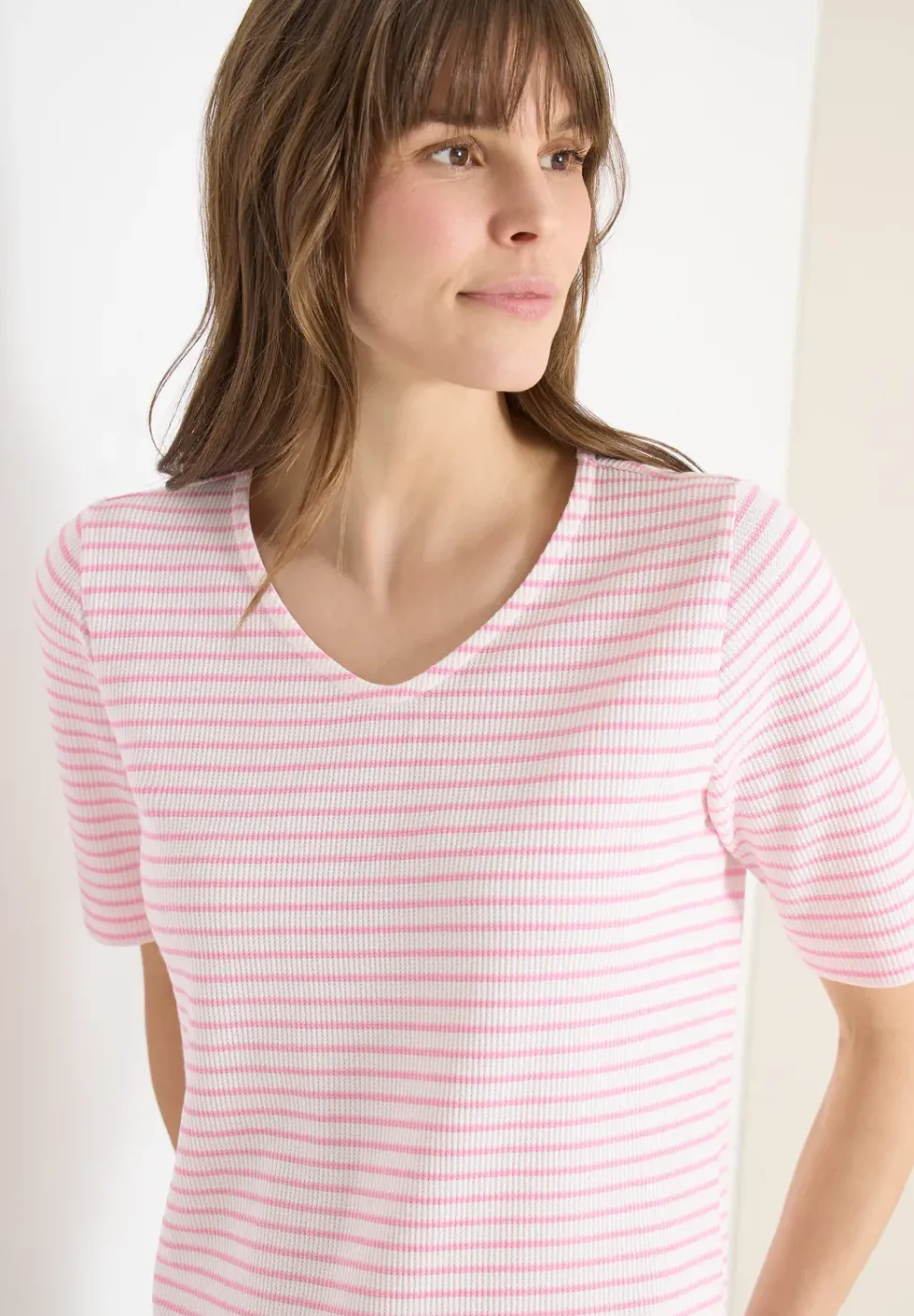 T-Shirt mit gerundetem V-Ausschnitt