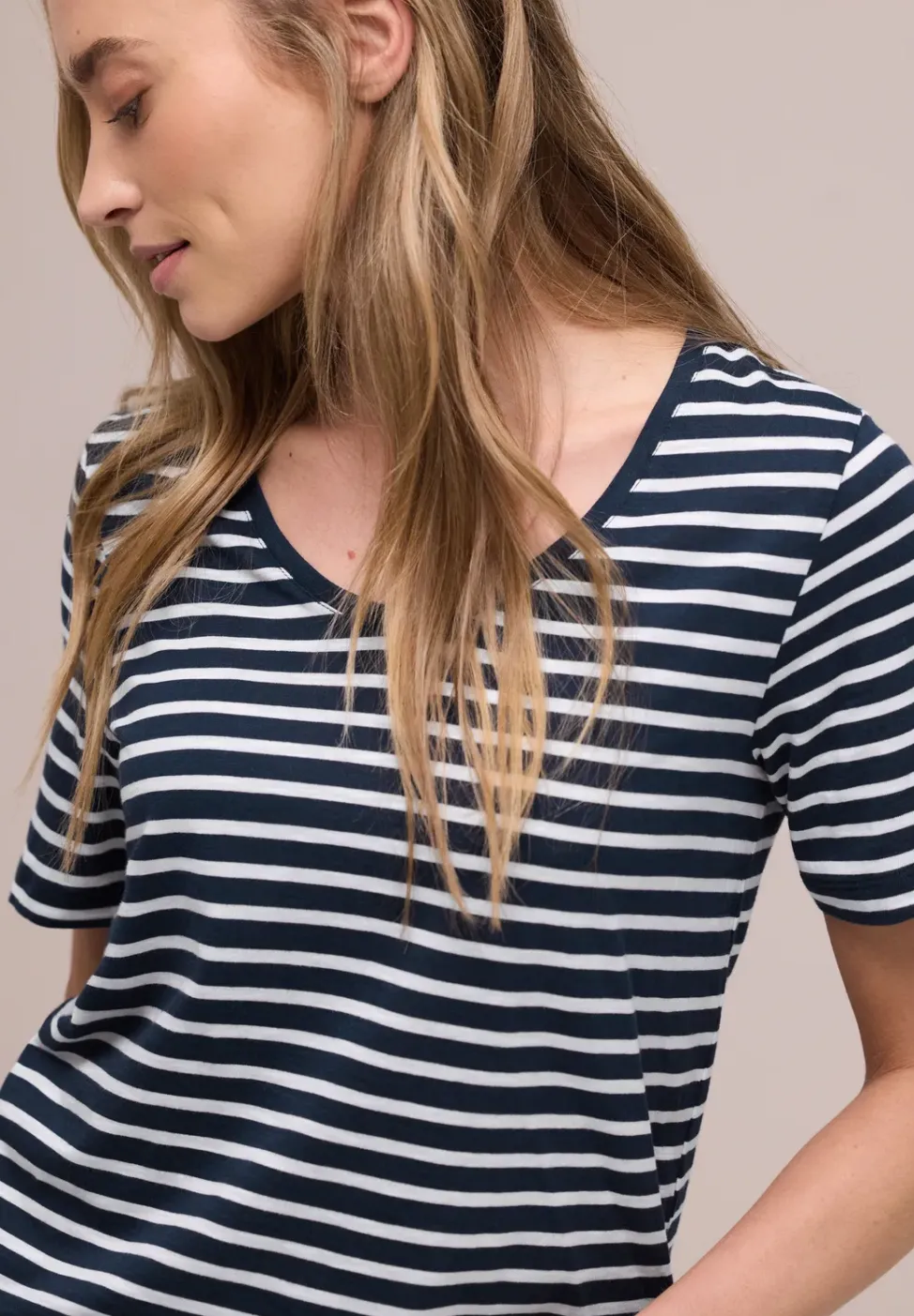 T-Shirt mit gerundetem V-Ausschnitt