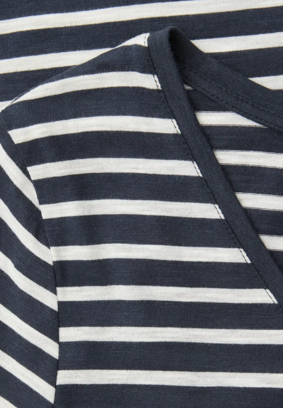 T-Shirt mit gerundetem V-Ausschnitt