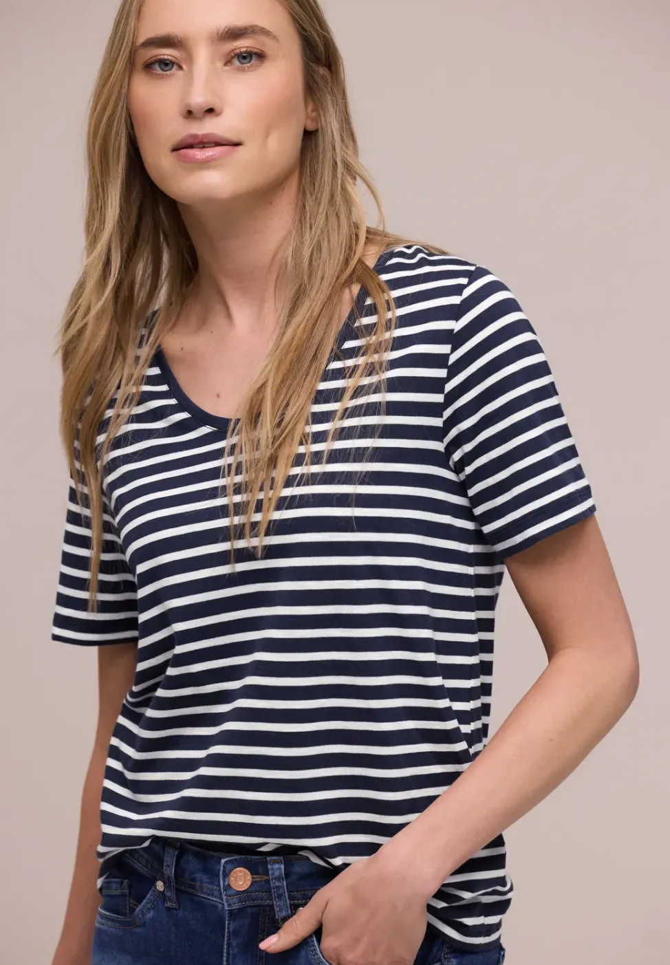 T-Shirt mit gerundetem V-Ausschnitt