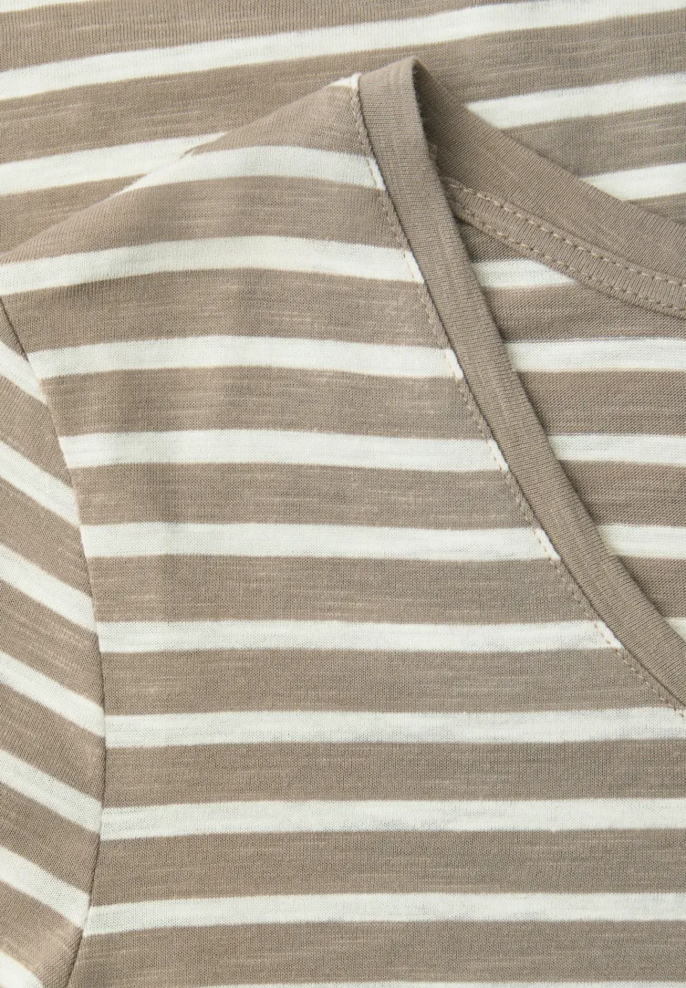 T-Shirt mit gerundetem V-Ausschnitt
