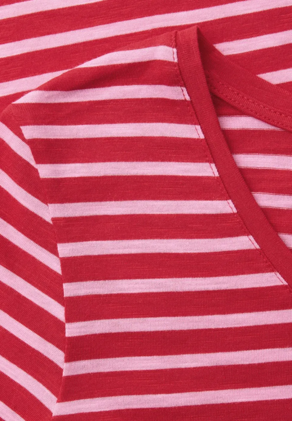 T-Shirt mit gerundetem V-Ausschnitt