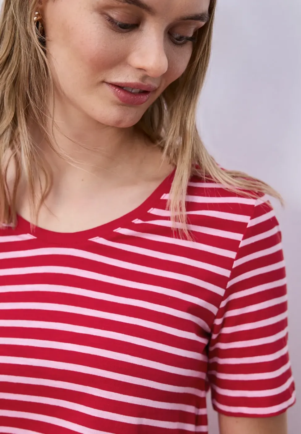 T-Shirt mit gerundetem V-Ausschnitt