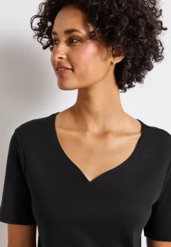 T-Shirt mit Herzausschnitt