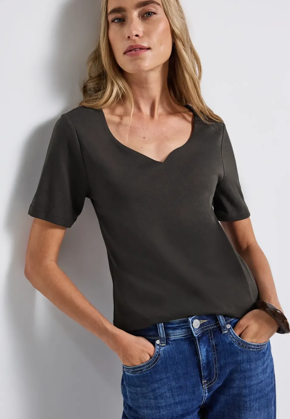 T-Shirt mit Herzausschnitt