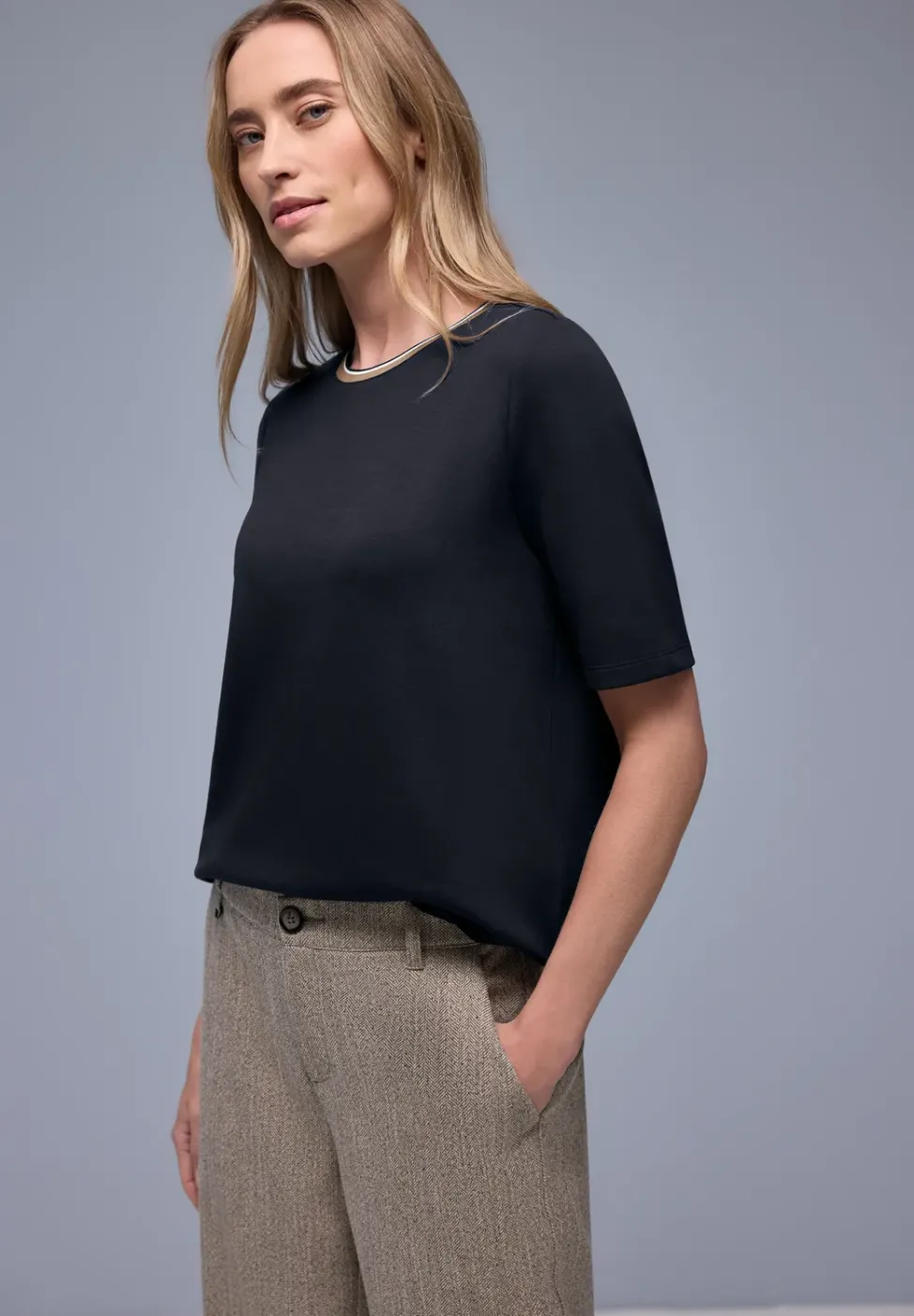 T-Shirt mit Kontrastdetail