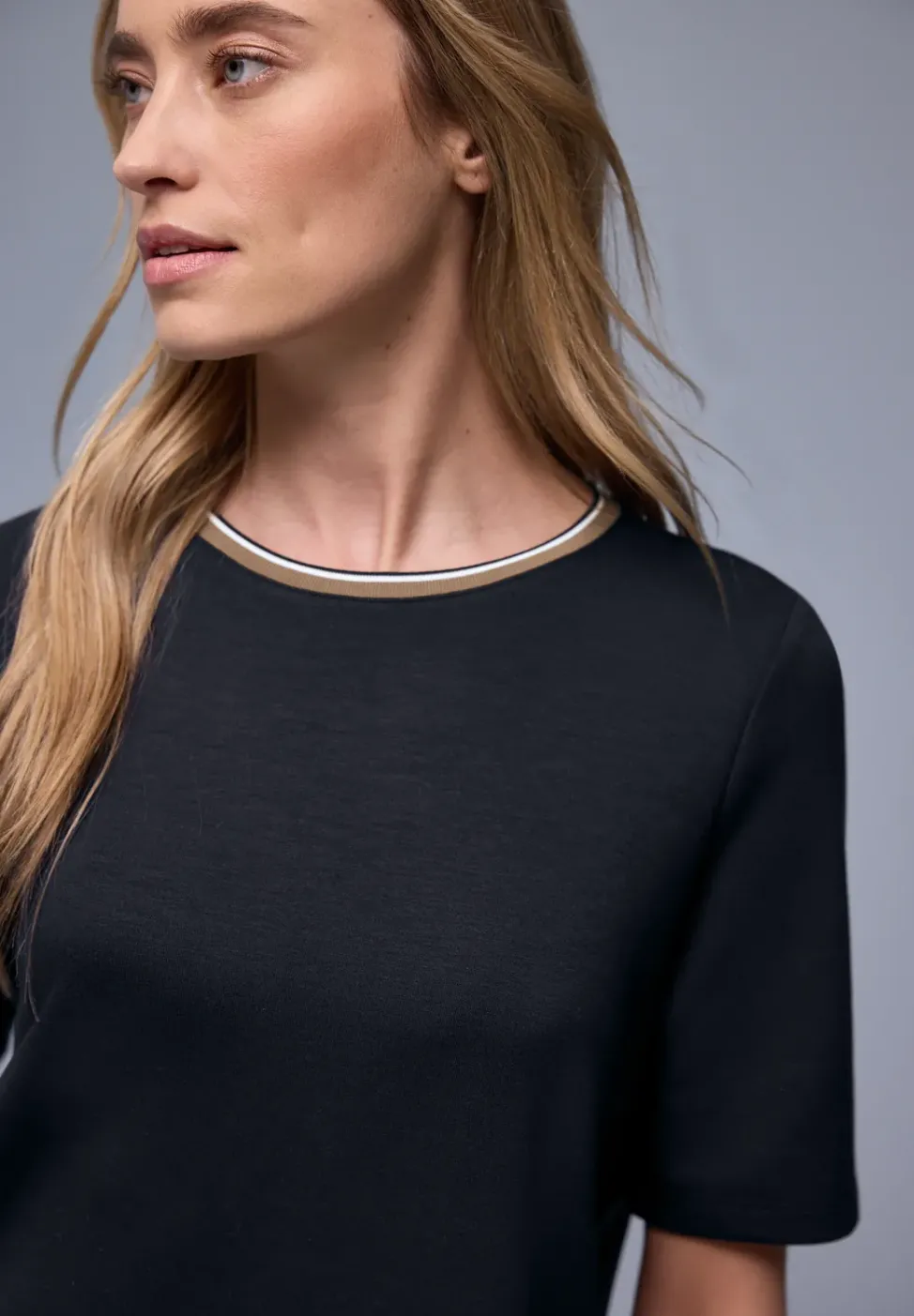 T-Shirt mit Kontrastdetail