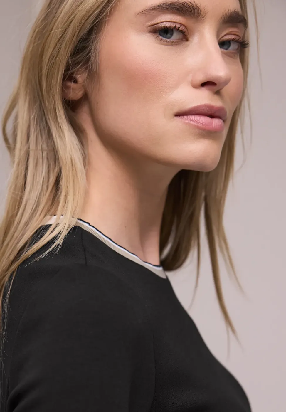 T-Shirt mit Kontrastdetail