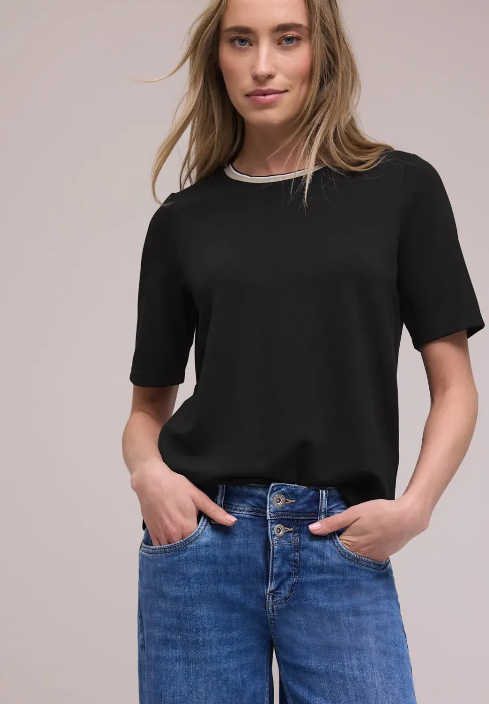 T-Shirt mit Kontrastdetail