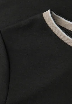 T-Shirt mit Kontrastdetail