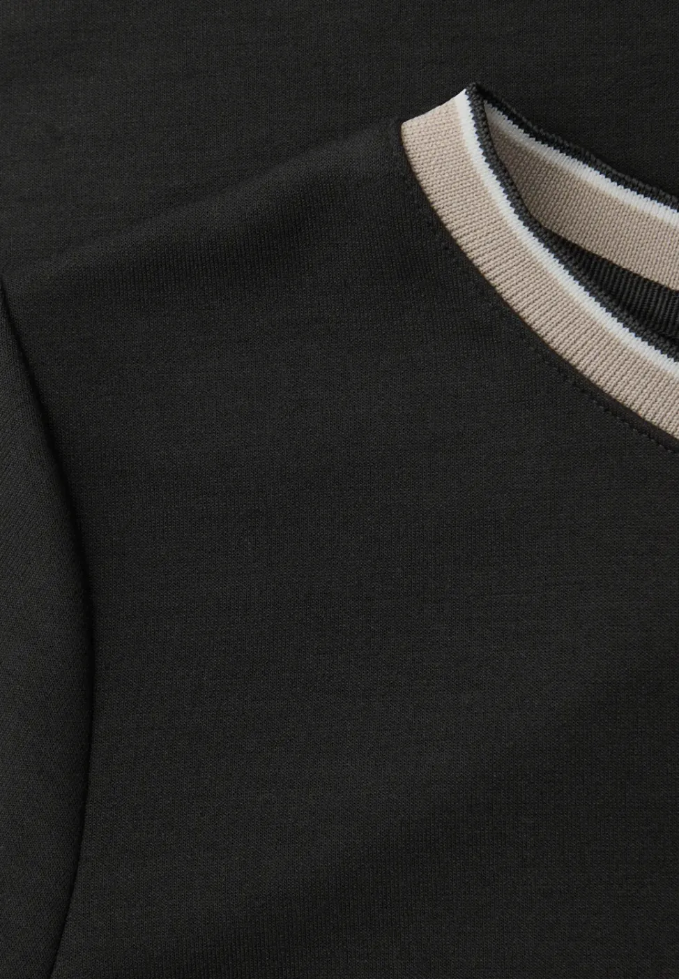 T-Shirt mit Kontrastdetail