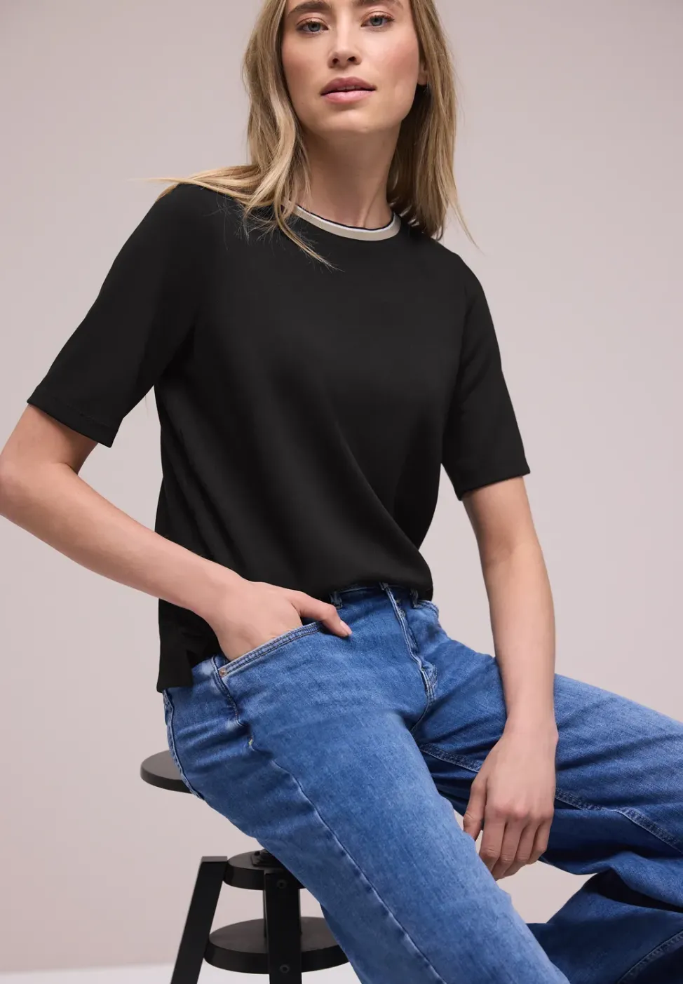 T-Shirt mit Kontrastdetail