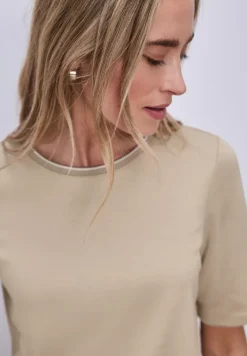 T-Shirt mit Kontrastdetail