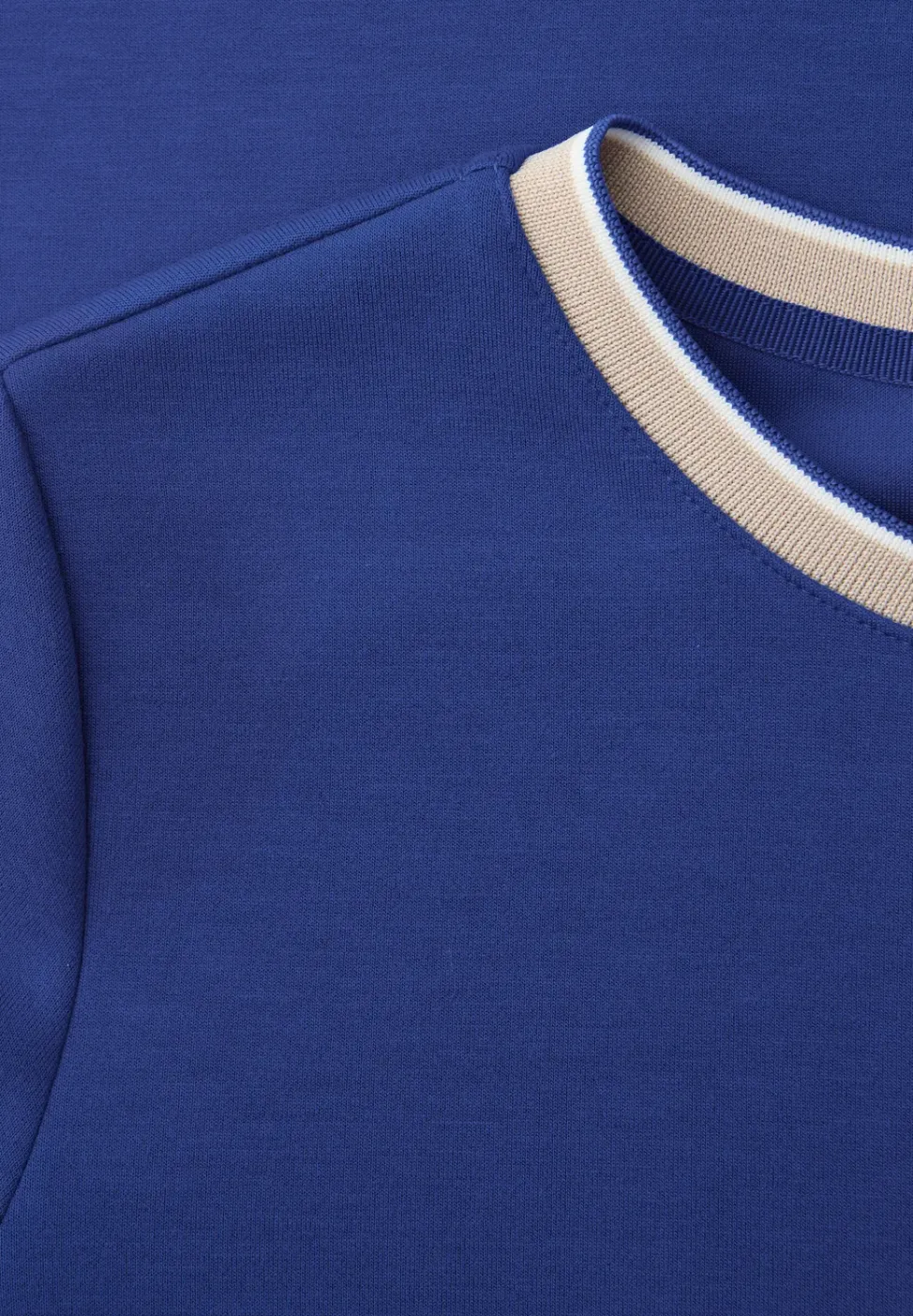 T-Shirt mit Kontrastdetail