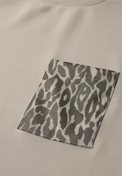 T-Shirt mit Leo-Brusttasche