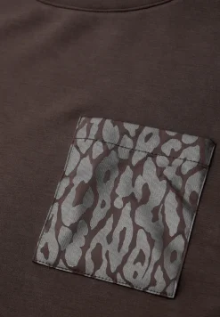 T-Shirt mit Leo-Brusttasche