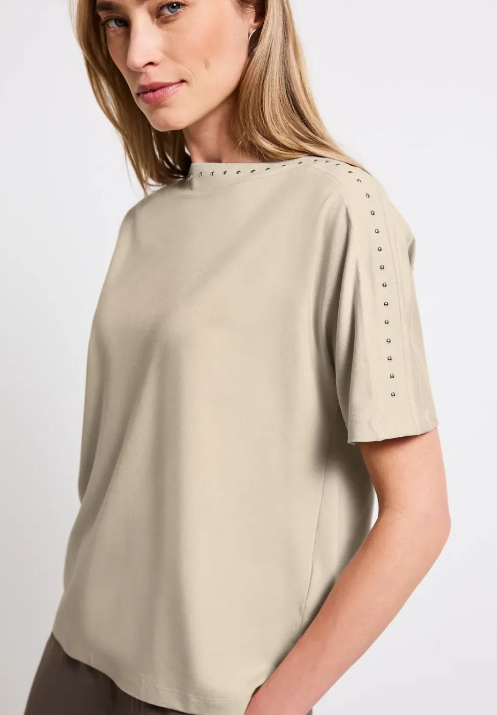 T-Shirt mit Nieten