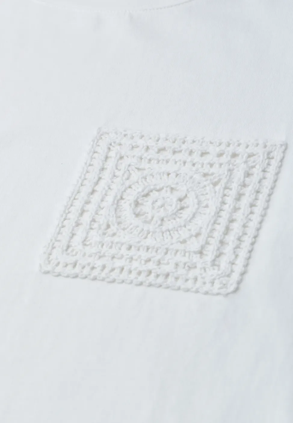 T-Shirt mit Rundhals und Crochet-Tasche