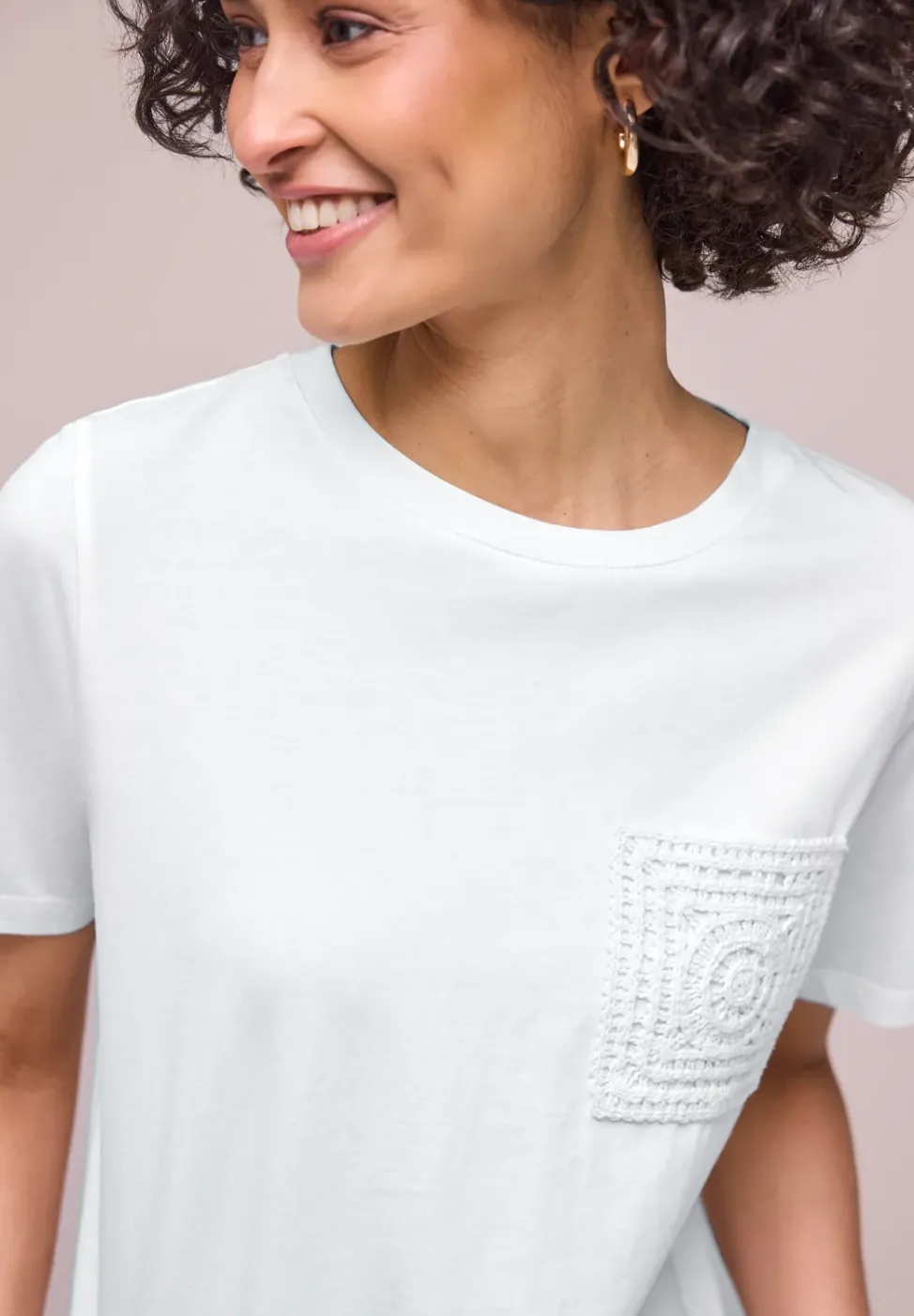 T-Shirt mit Rundhals und Crochet-Tasche