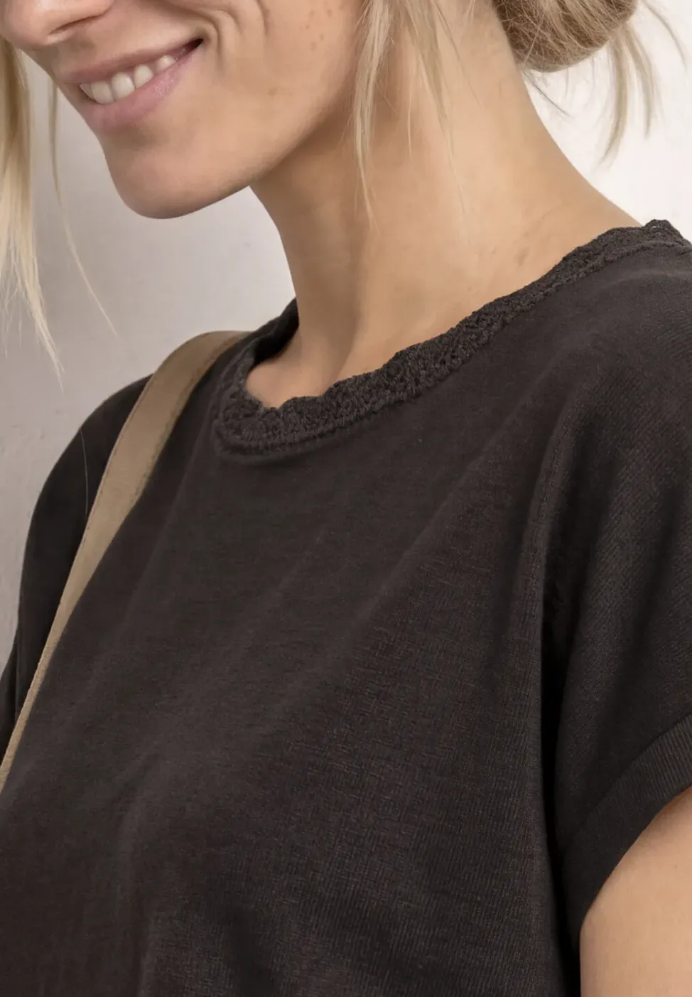 T-Shirt mit Rundhals und Deko-Tape