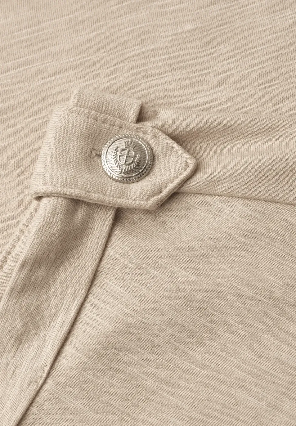T-Shirt mit Rundhals und Knopfdetails