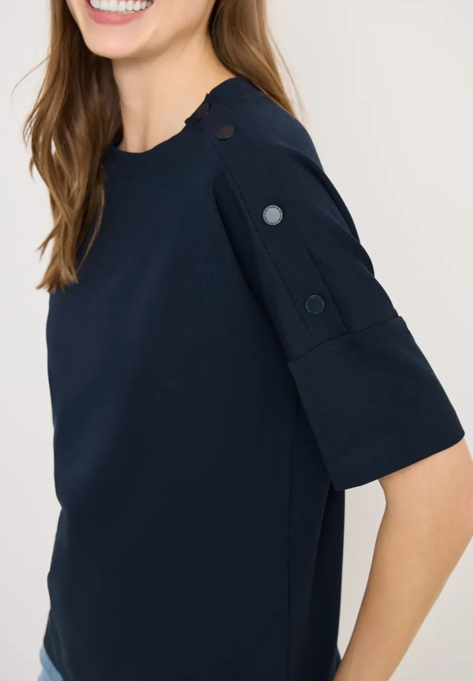 T-Shirt mit Rundhals und Knopfdetail