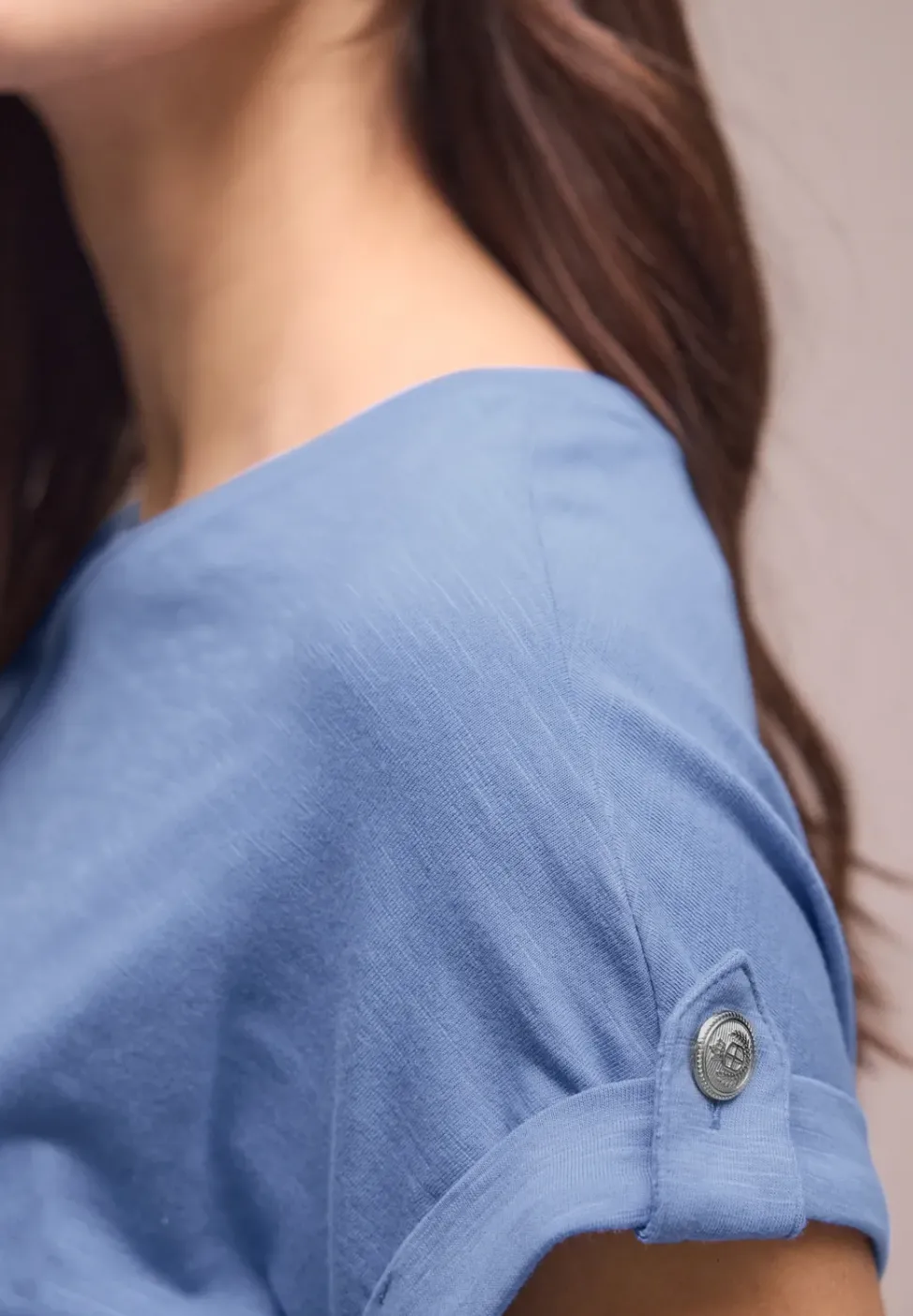 T-Shirt mit Rundhals und Knopfdetails