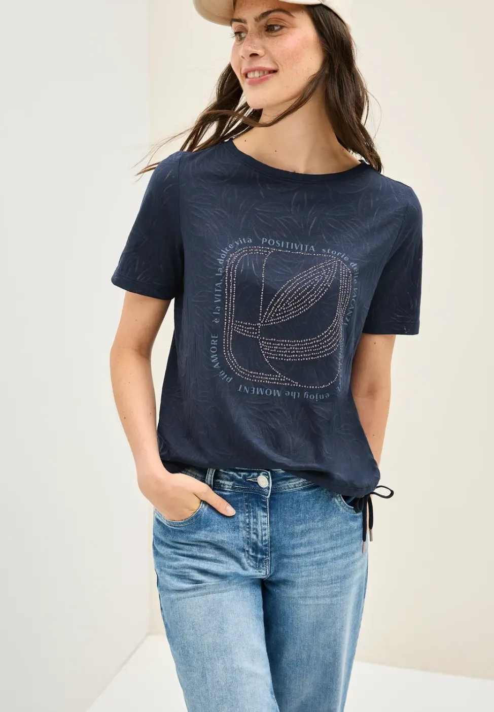 T-Shirt mit Schmucksteinen