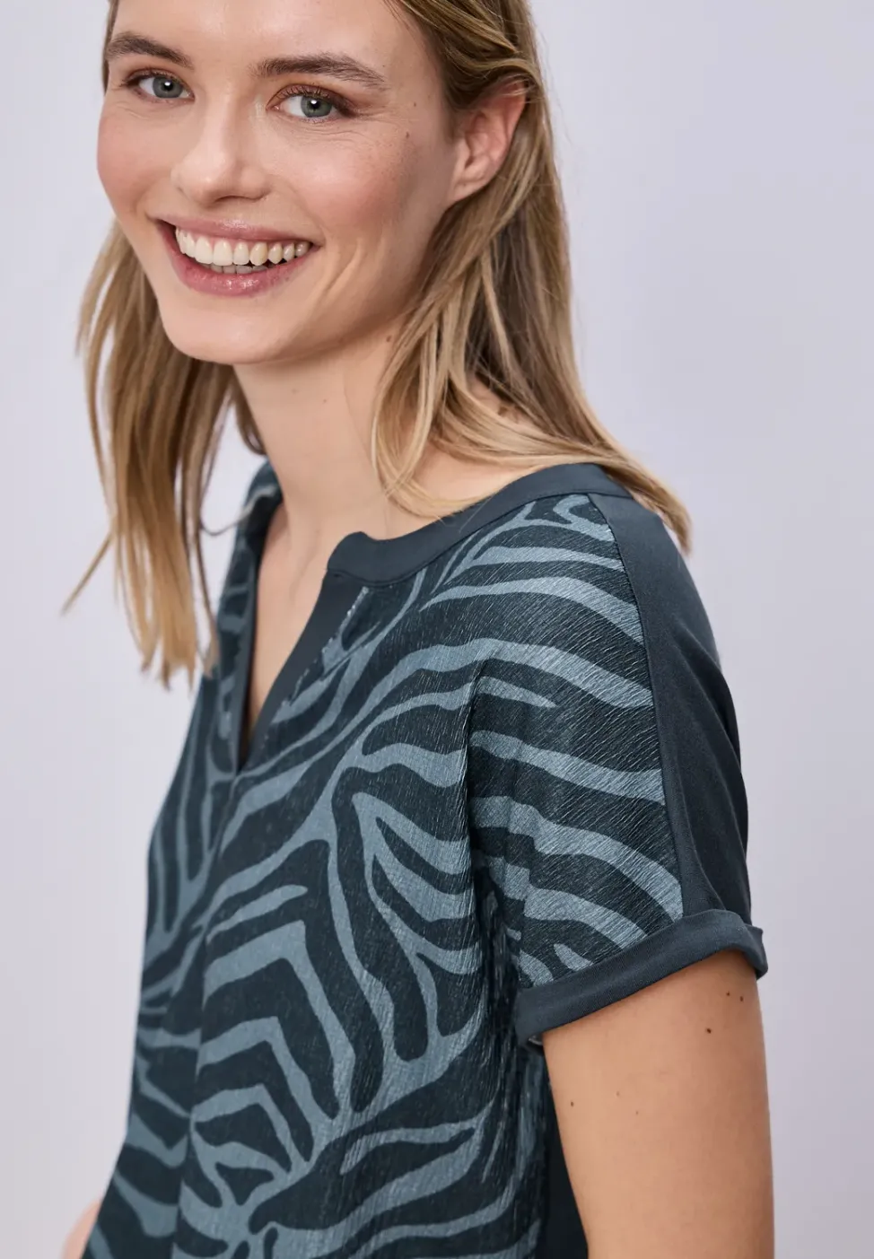 T-Shirt mit Split Neck und Elastiksaum