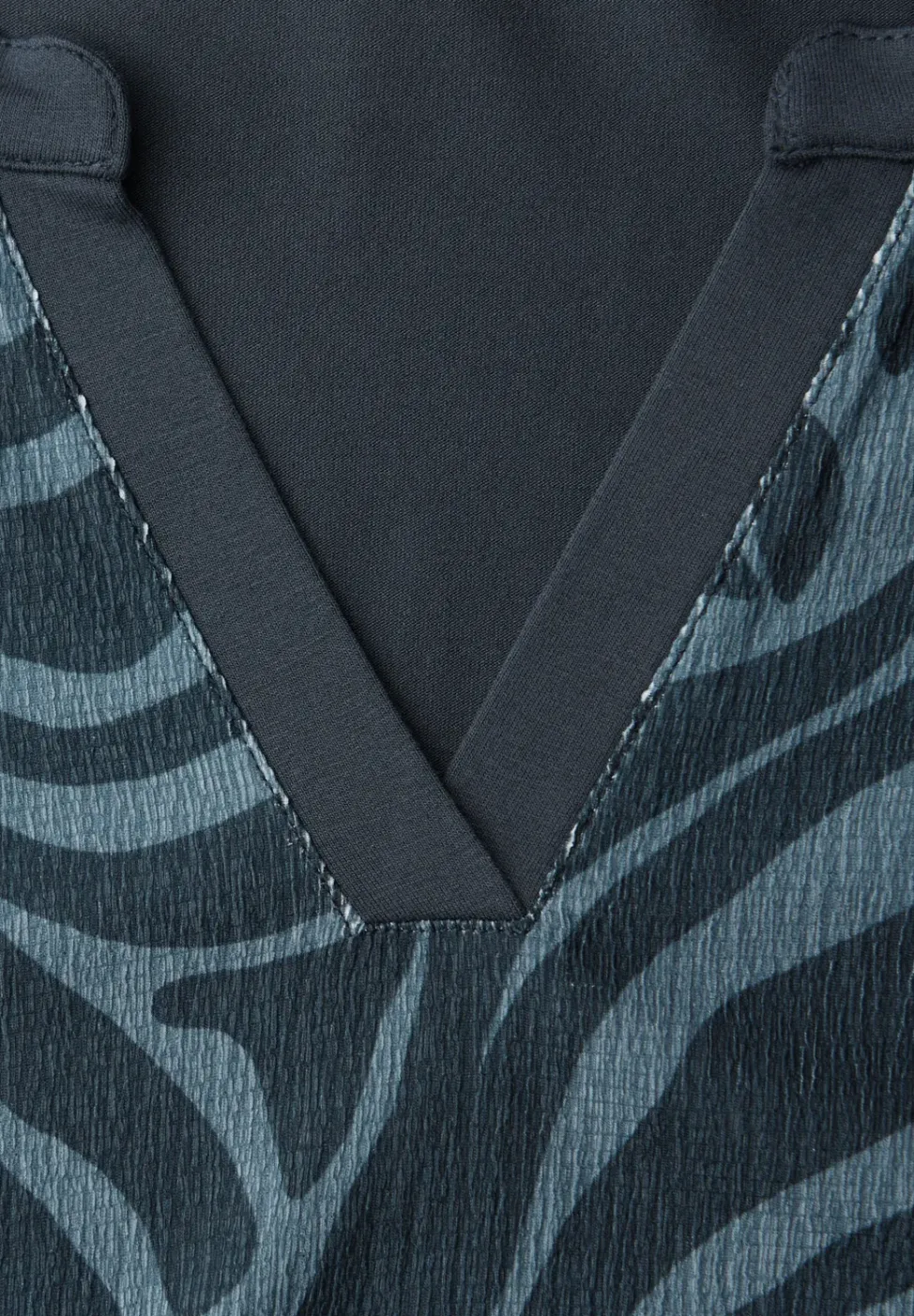 T-Shirt mit Split Neck und Elastiksaum