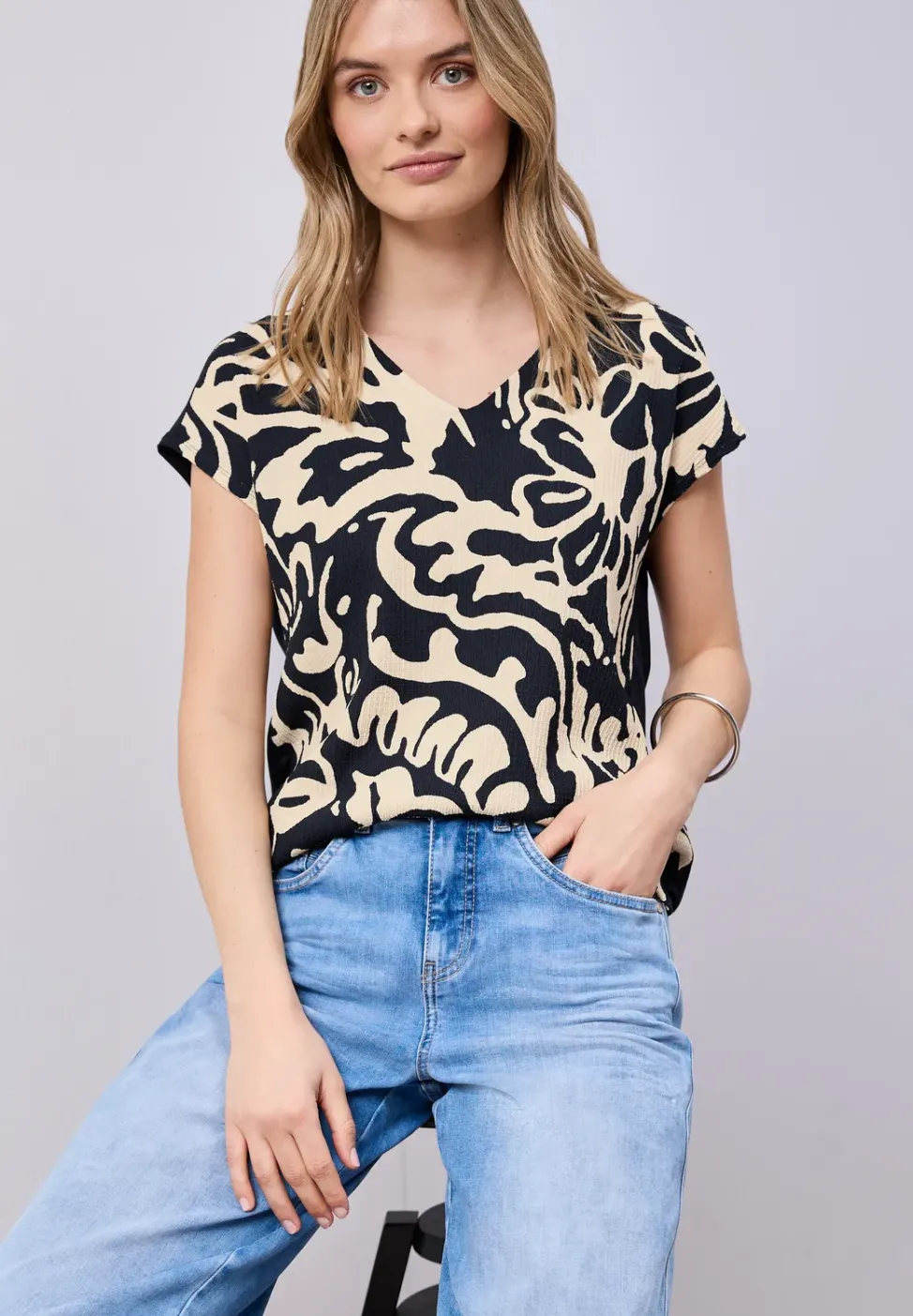 T-Shirt mit Split Neck und Frontprint