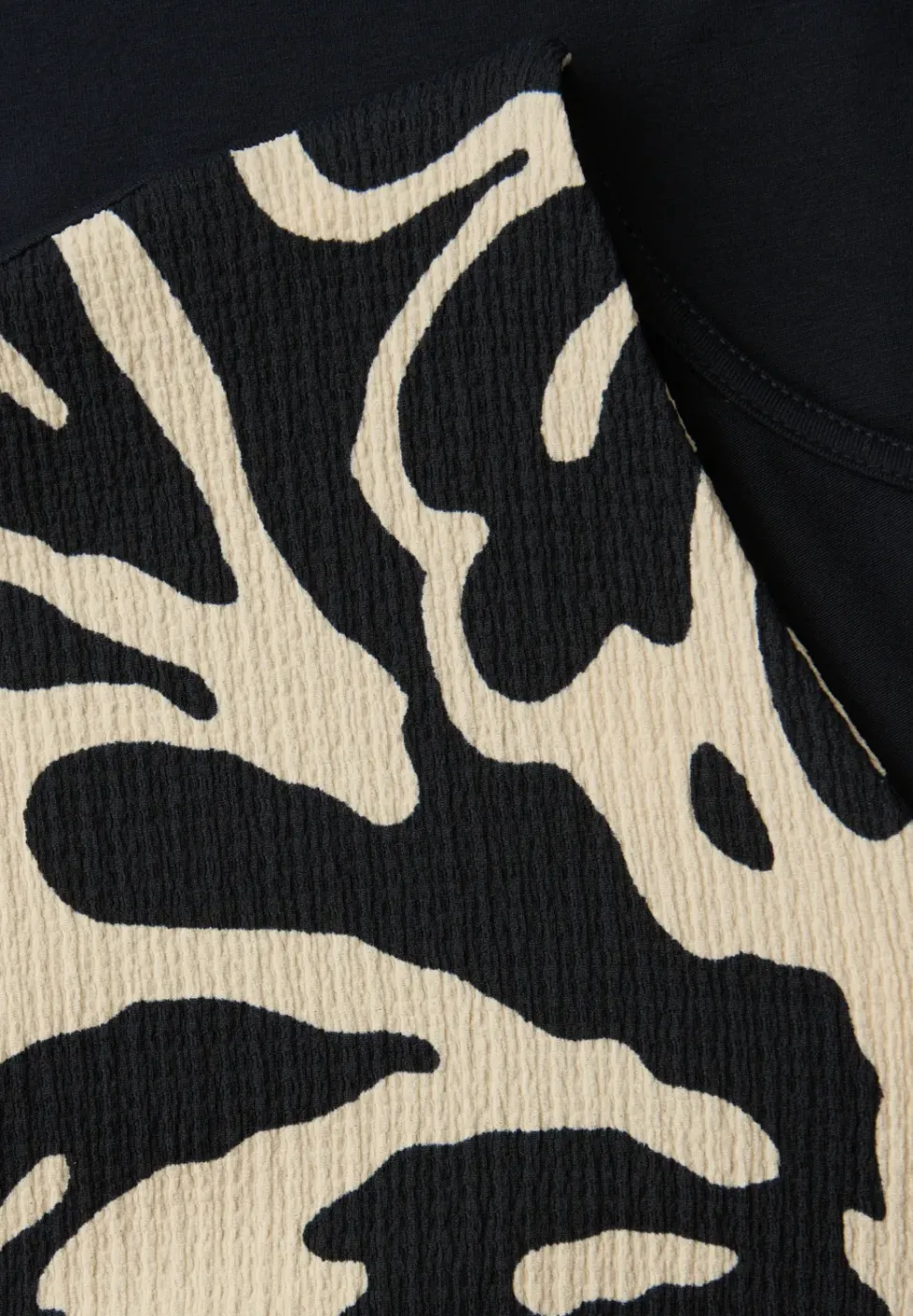 T-Shirt mit Split Neck und Frontprint