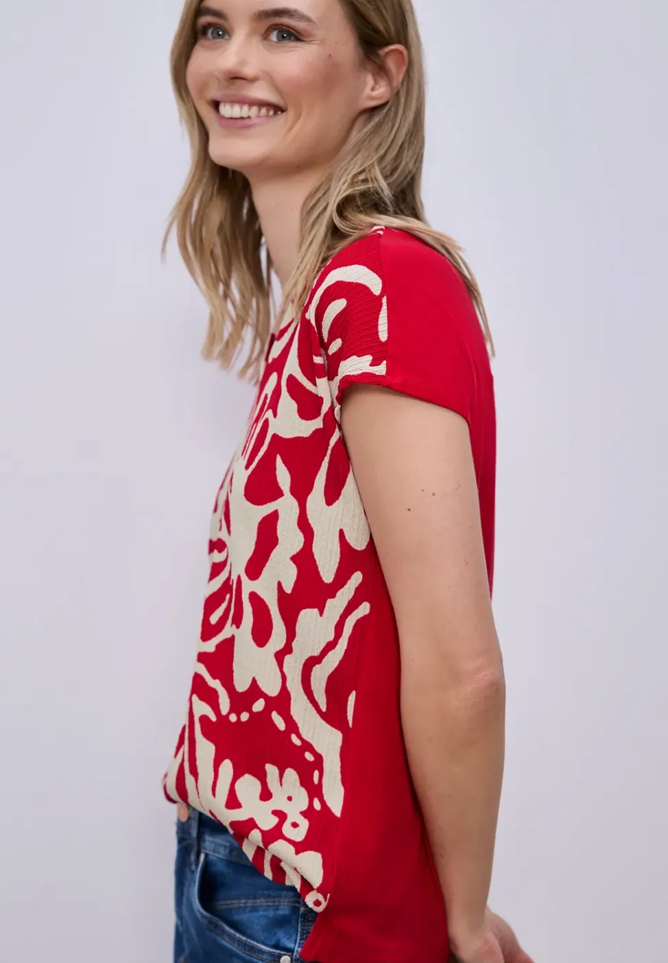 T-Shirt mit Split Neck und Frontprint