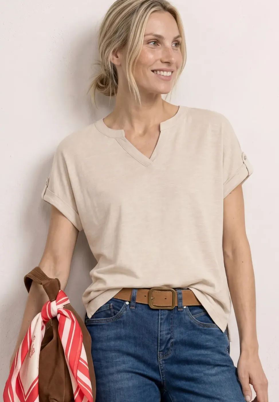 T-Shirt mit Split Neck und Knopfdetails