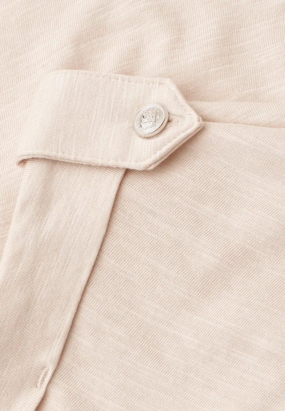 T-Shirt mit Split Neck und Knopfdetails