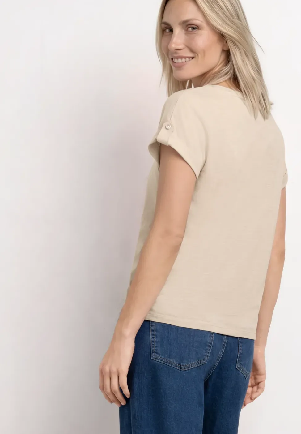 T-Shirt mit Split Neck und Knopfdetails