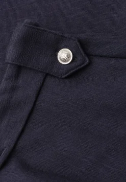 T-Shirt mit Split Neck und Knopfdetails